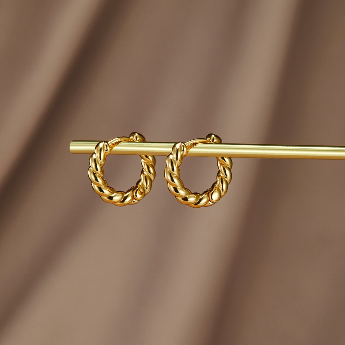 Luna Elegante Snoede Øreringe | 14k Guld